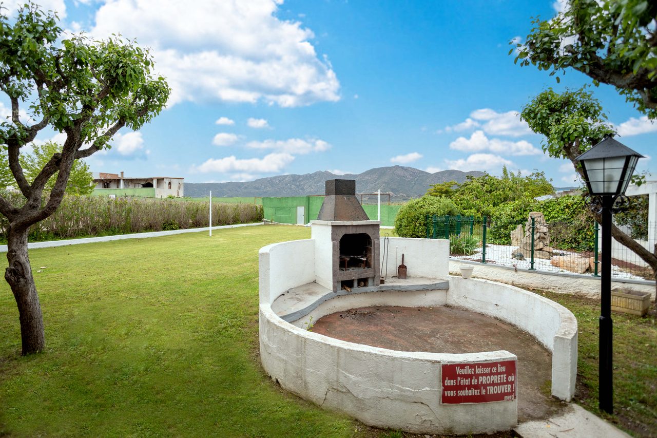 Barbacoa en el jardín