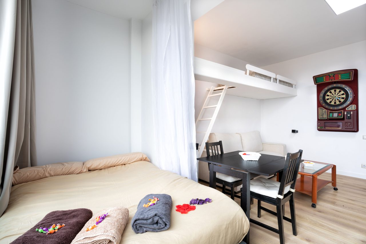 Cama preparada con toallas