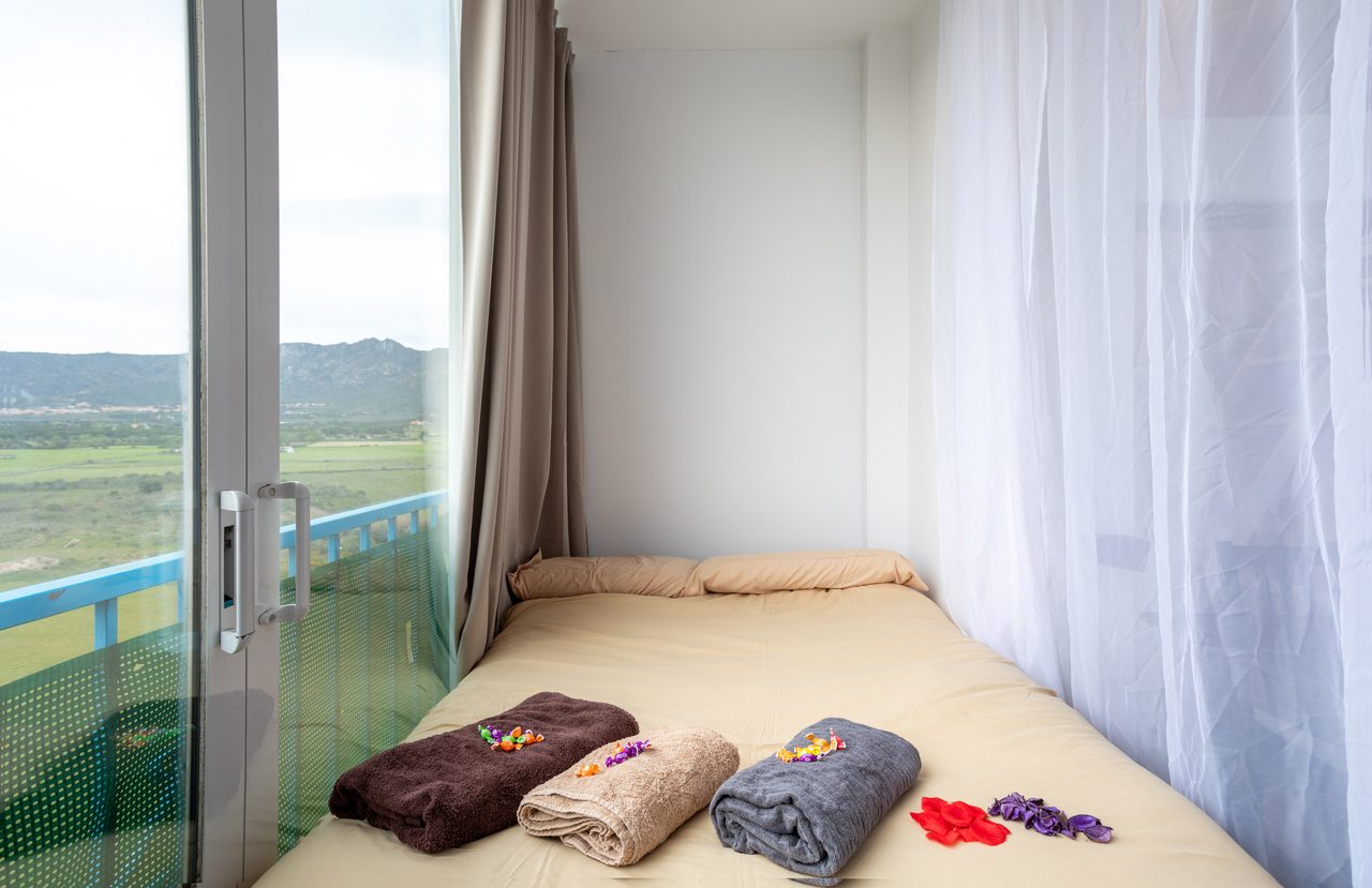 Cama junto al ventanal con vistas al Empordà
