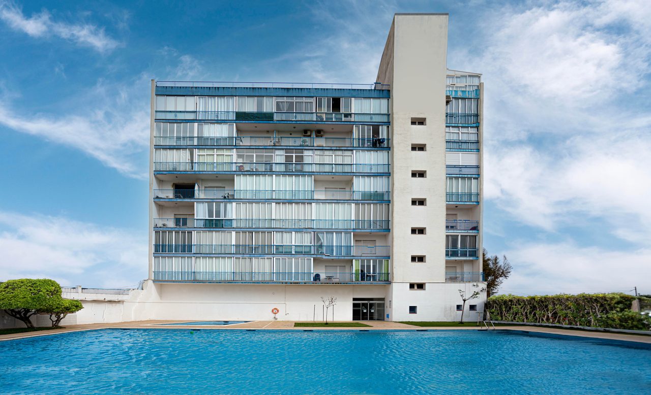 Fachada del edificio con la piscina