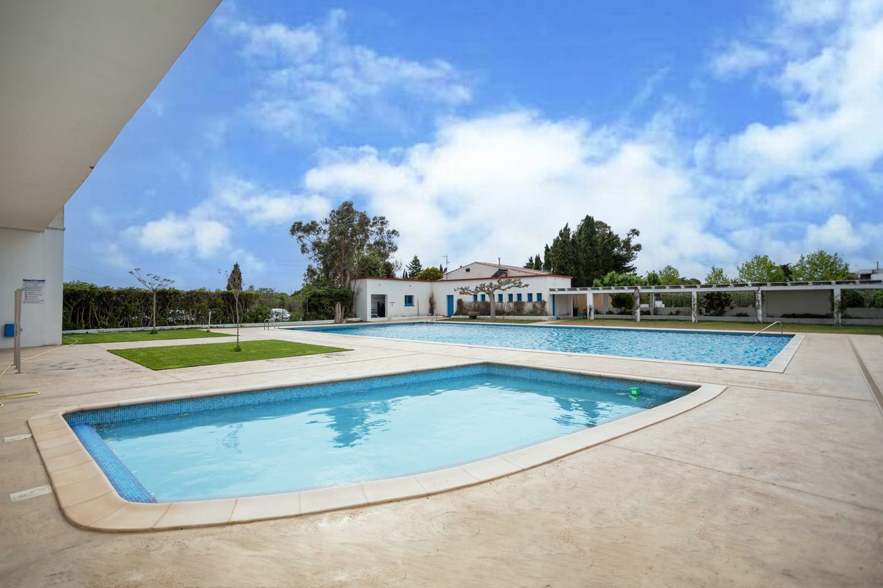 Piscina compartida con césped y terraza