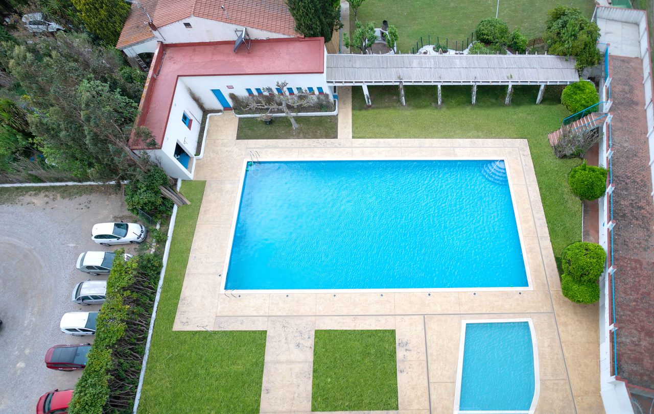 Vista aérea de la piscina y el jardín