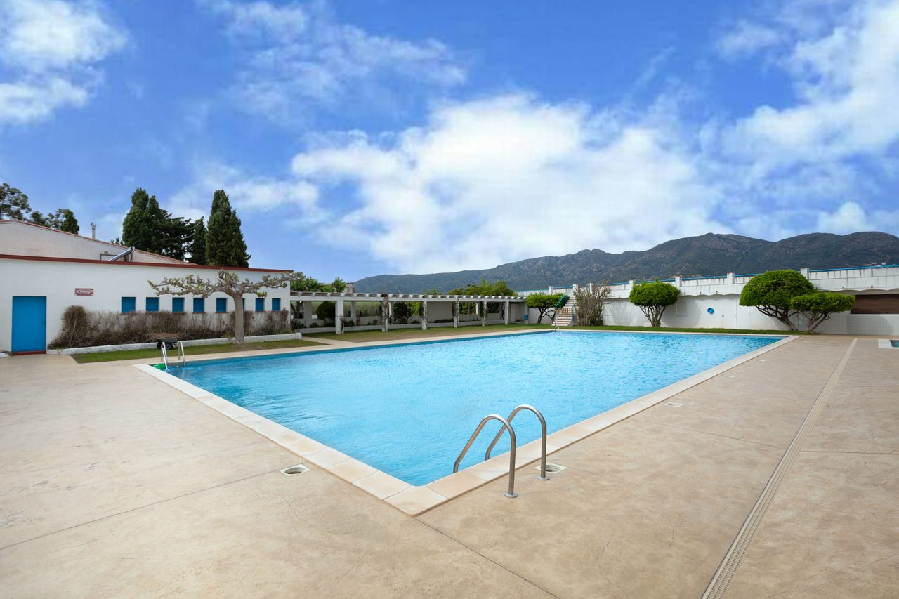 Piscina del edificio con las montañas al fondo