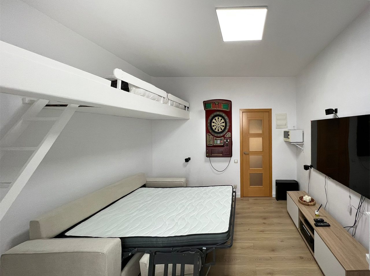 Sofá cama desplegado en el salón
